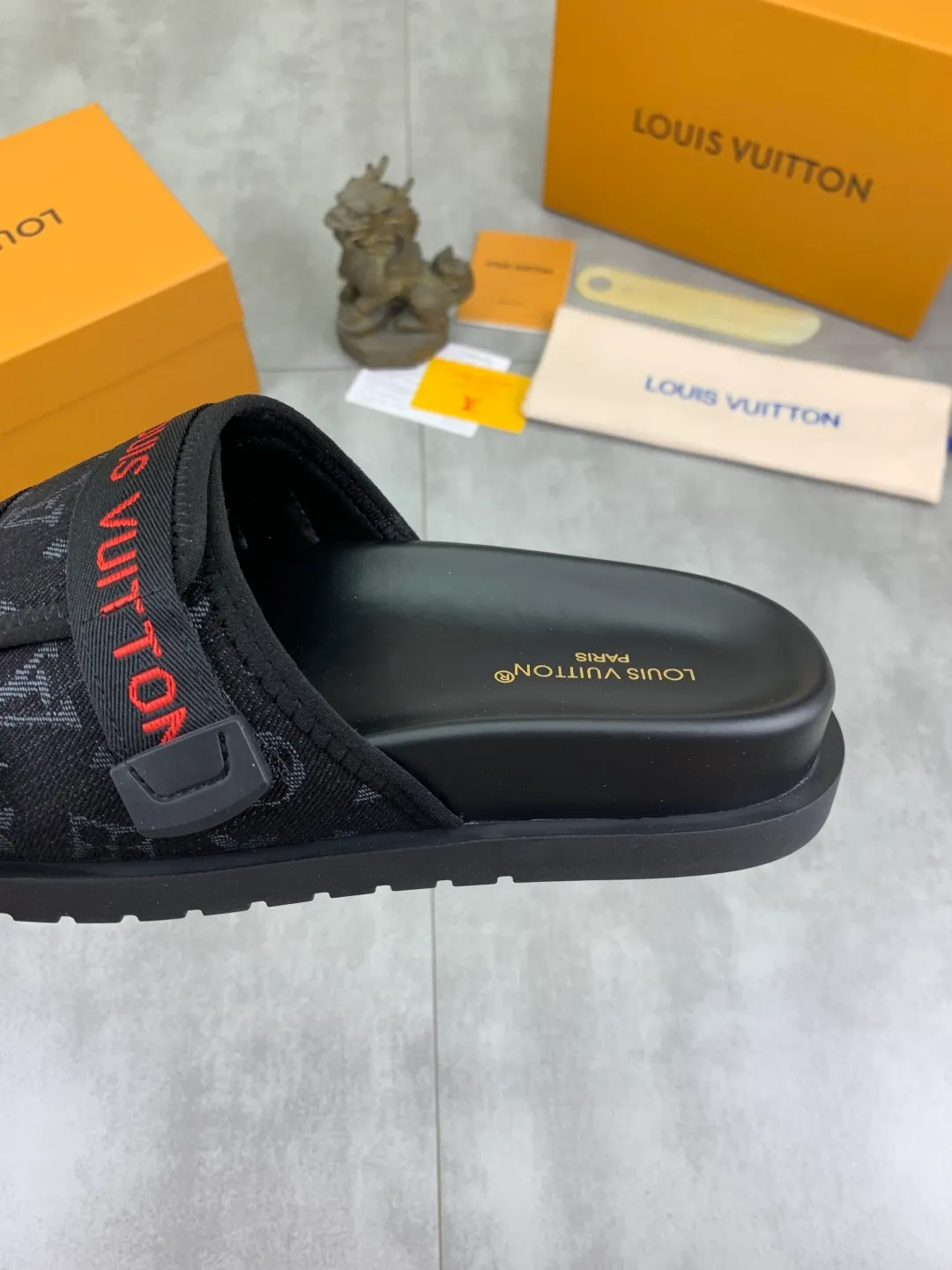 Men's shoes 💰P320💰【New style】🆘 Original quality 【LOUIS VUITTON】The popular Louis Vuitton LV men's slippers on the official website are on sale simultaneously! Original fabric imported from Italy, original factory special supply, code number: 38-44 (45 customized), many colors available